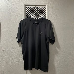Black men’s medium Arc’teryx active tee